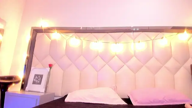 Snapshot of Scarletbigbug chatting on February 2026 12:12:01 PM Scarletbigbug online show from February 2026 12:12:01 PM