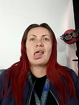 carolinhe  online show from September 2025 07:30:01 PM