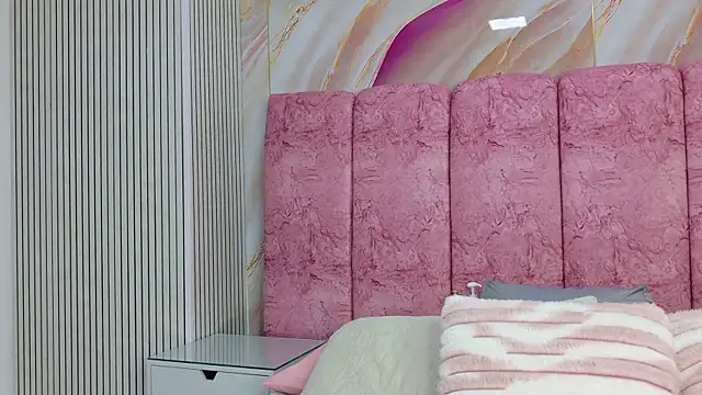 emmacurvy online show from April 2026 03:33:01 AM