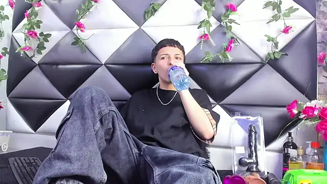 Megan Thompson  online show from October 2025 02:25:02 AM