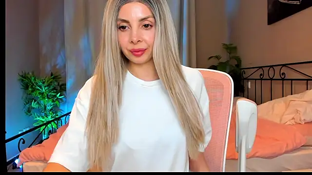 VelvetEliza online show from April 2026 08:18:01 PM