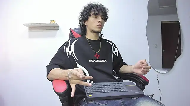 Snapshot of JackesTaylor chatting on November 2025 04:55:01 AM JackesTaylor online show from November 2025 04:55:01 AM