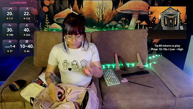 Snapshot of LunaBunny8 chatting on October 2025 08:11:02 AM LunaBunny8 online show from October 2025 08:11:02 AM