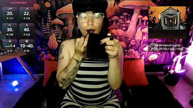 Snapshot of LunaBunny8 chatting on October 2025 07:31:02 AM LunaBunny8 online show from October 2025 07:31:02 AM