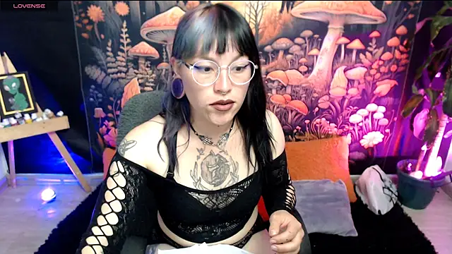 Snapshot of LunaBunny8 chatting on October 2025 01:09:02 AM LunaBunny8 online show from October 2025 01:09:02 AM