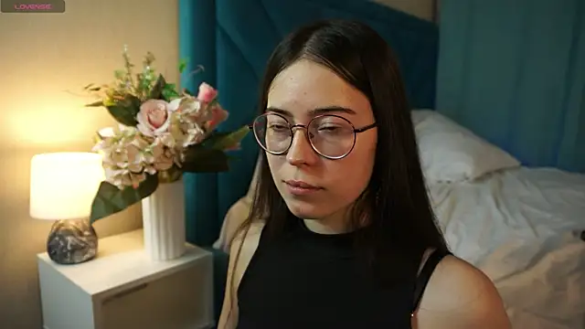 ywixos online show from December 2025 02:21:01 PM