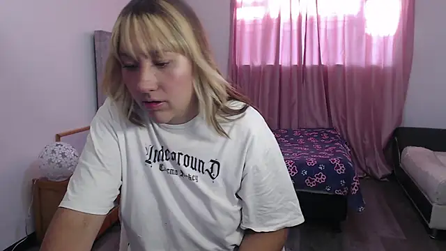 Snapshot of Aiimee_hills chatting on September 2025 10:21:02 PM Aiimee hills online show from September 2025 10:21:02 PM