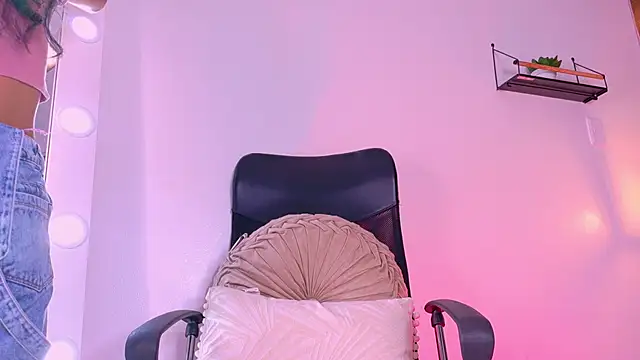 Snapshot of TiffValentinee_ chatting on October 2025 07:55:01 PM TiffValentinee online show from October 2025 07:55:01 PM