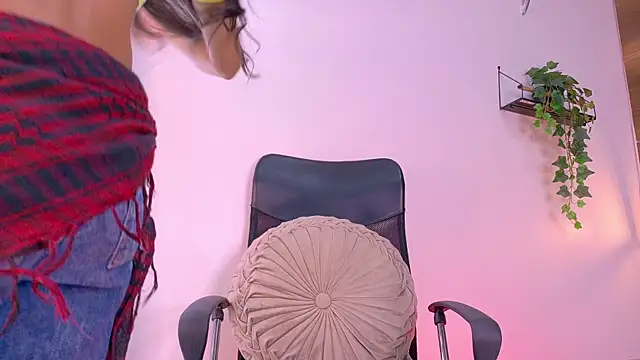 Snapshot of TiffValentinee_ chatting on October 2025 07:58:02 PM TiffValentinee online show from October 2025 07:58:02 PM