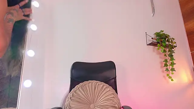 Snapshot of TiffValentinee_ chatting on October 2025 07:58:02 PM TiffValentinee online show from October 2025 07:58:02 PM