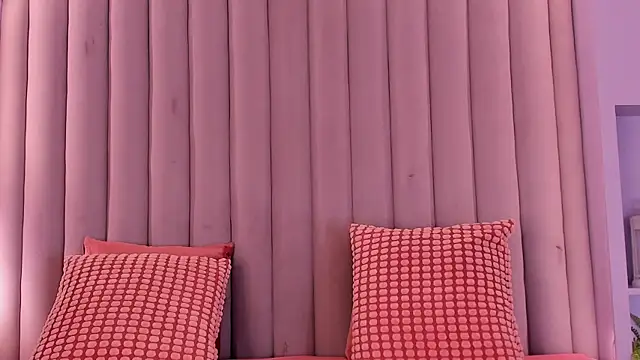 Snapshot of TiffValentinee_ chatting on October 2025 08:00:02 PM TiffValentinee online show from October 2025 08:00:02 PM