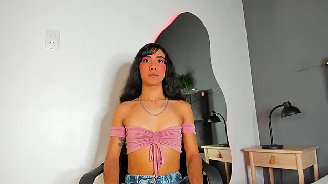 Snapshot of TiffValentinee_ chatting on November 2025 12:18:01 PM TiffValentinee online show from November 2025 12:18:01 PM