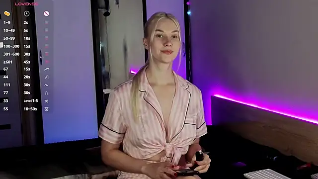 Snapshot of HitchcocianBlonde chatting on October 2025 06:03:01 PM HitchcocianBlonde online show from October 2025 06:03:01 PM