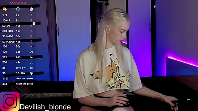 Snapshot of HitchcocianBlonde chatting on November 2025 05:27:01 PM HitchcocianBlonde online show from November 2025 05:27:01 PM