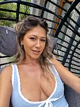 Snapshot of CelynaRoss chatting on May 2026 01:51:02 PM CelynaRoss online show from May 2026 01:51:02 PM