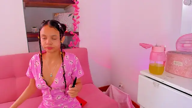 Snapshot of Danesacronin chatting on November 2025 08:09:01 PM Danesacronin online show from November 2025 08:09:01 PM