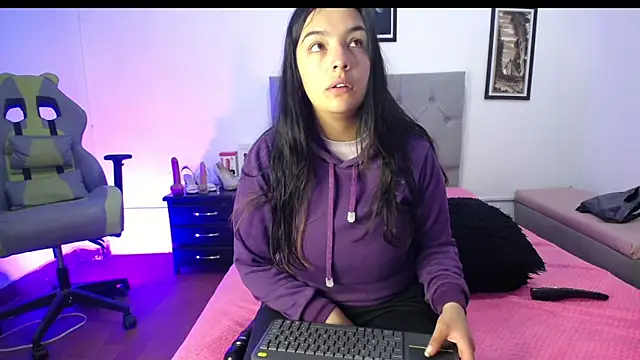 Esmeraldaa- online show from September 2025 04:28:01 AM