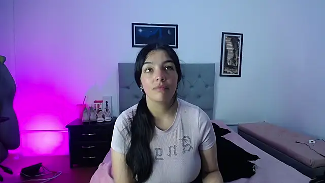 Esmeraldaa- online show from October 2025 04:20:01 AM