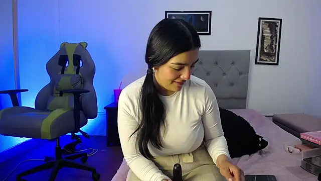 Esmeraldaa- online show from October 2025 04:20:02 AM