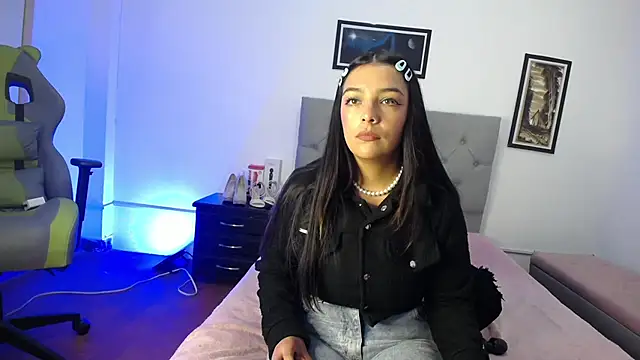 Esmeraldaa- online show from October 2025 04:27:01 AM