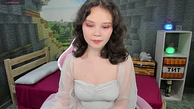 EmilyChaves online show from September 2025 06:32:02 PM