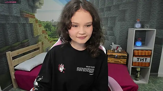 EmilyChaves online show from September 2025 04:56:01 PM