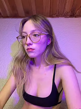 Snapshot of ReenKitty chatting on June 2026 04:19:01 AM ReenKitty online show from June 2026 04:19:01 AM
