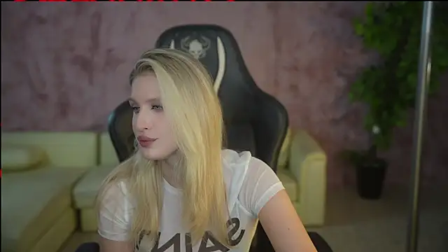 Snapshot of Scarlett_Sweet054 chatting on November 2025 04:07:02 PM Scarlett Sweet054 online show from November 2025 04:07:02 PM