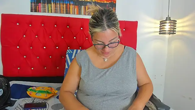 carolinacrus01 online show from November 2025 03:34:01 PM