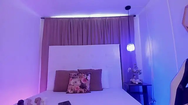 M0lly Beckers online show from October 2025 02:01:01 PM