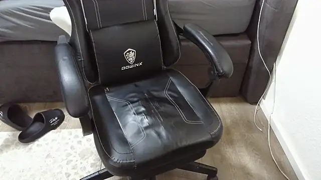 Milo9210 online show from April 2026 06:09:02 AM