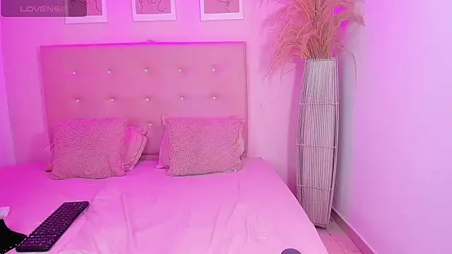 ANNIE DOLCE  online show from February 2026 10:04:02 PM