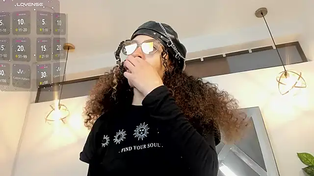 Hanna Cornee  online show from November 2025 03:12:02 PM