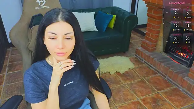 Emmi Swon online show from October 2025 06:43:01 PM