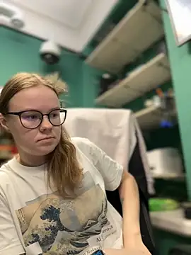 Snapshot of _CherryBloom_ chatting on September 2025 09:09:01 AM CherryBloom online show from September 2025 09:09:01 AM