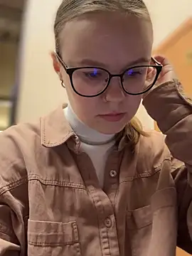 Snapshot of _CherryBloom_ chatting on October 2025 06:22:02 AM CherryBloom online show from October 2025 06:22:02 AM