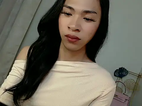 Snapshot of Annaloula chatting on November 2025 04:30:01 PM Annaloula online show from November 2025 04:30:01 PM