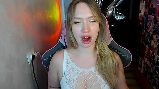 NicoleRiccii online show from April 2026 05:05:02 PM