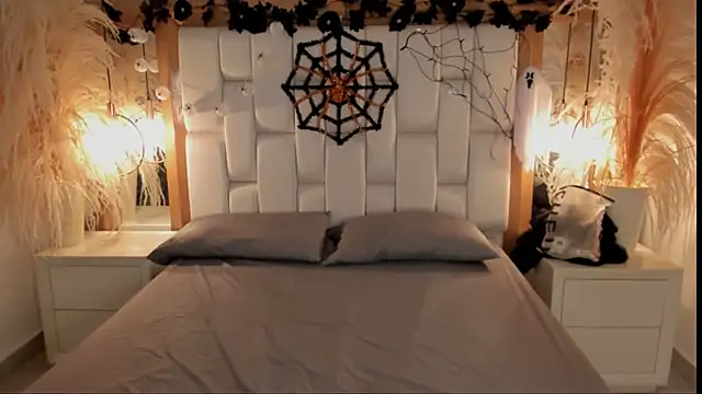 Daphne And Roger online show from October 2025 01:09:01 PM