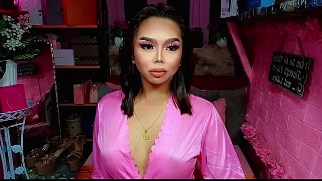 Snapshot of MoniqueCeleste chatting on November 2025 04:28:02 PM MoniqueCeleste online show from November 2025 04:28:02 PM