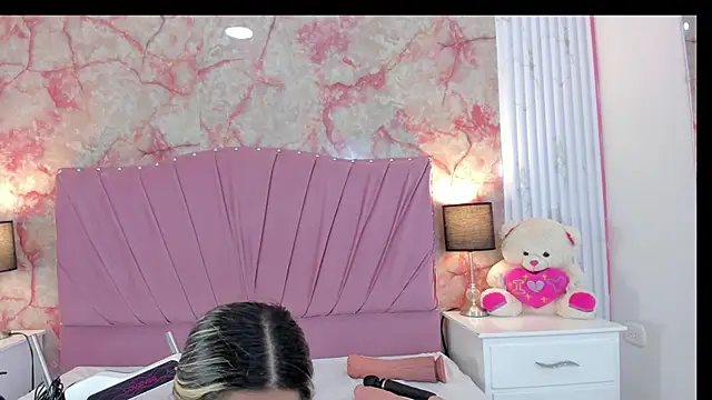 Wonderkloe  online show from April 2026 08:13:02 PM