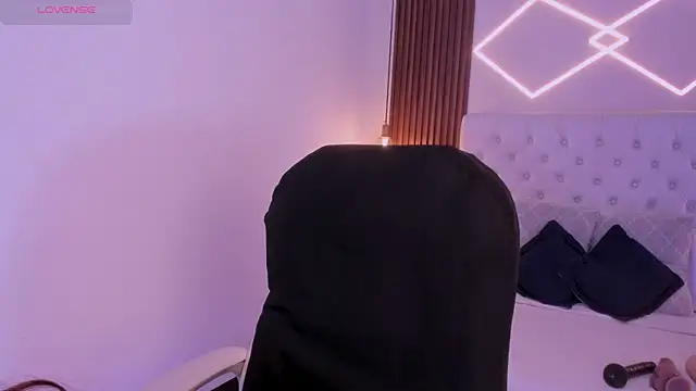 Miiaa jones online show from April 2026 06:01:01 PM