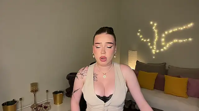 Snapshot of mistress_of_hearts chatting on June 2026 01:12:01 PM mistress of hearts online show from June 2026 01:12:01 PM