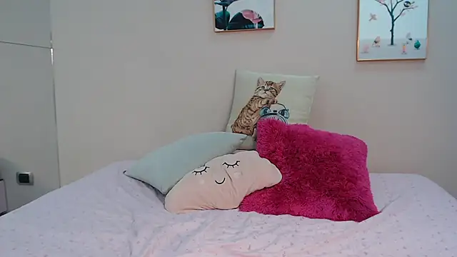 zooombee online show from September 2025 10:10:02 PM