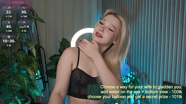 Snapshot of LauraWifeness chatting on September 2025 05:45:02 AM LauraWifeness online show from September 2025 05:45:02 AM