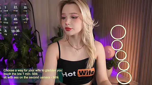 Snapshot of LauraWifeness chatting on October 2025 05:39:01 AM LauraWifeness online show from October 2025 05:39:01 AM