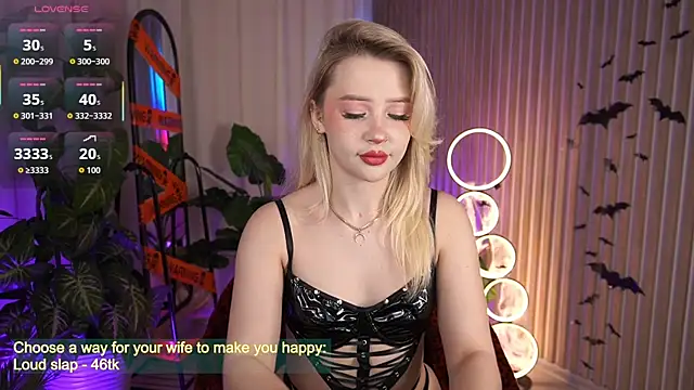 Snapshot of LauraWifeness chatting on October 2025 06:39:02 AM LauraWifeness online show from October 2025 06:39:02 AM