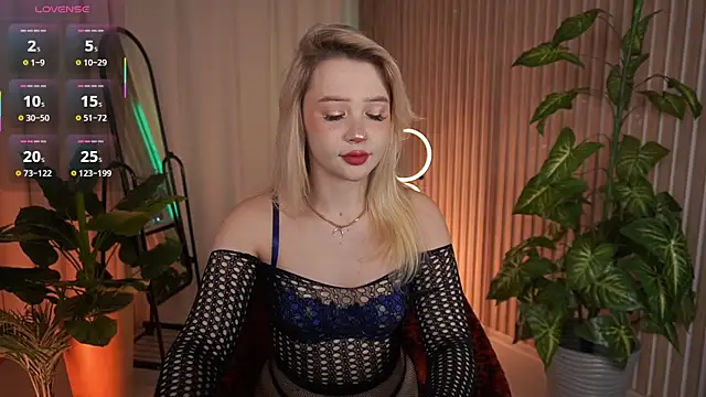 Snapshot of LauraWifeness chatting on November 2025 06:03:02 AM LauraWifeness online show from November 2025 06:03:02 AM