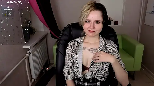 Snapshot of girl_next_doorr chatting on October 2025 01:09:02 PM girl next doorr online show from October 2025 01:09:02 PM