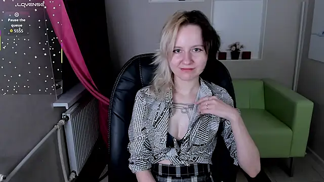 Snapshot of girl_next_doorr chatting on October 2025 01:21:02 PM girl next doorr online show from October 2025 01:21:02 PM